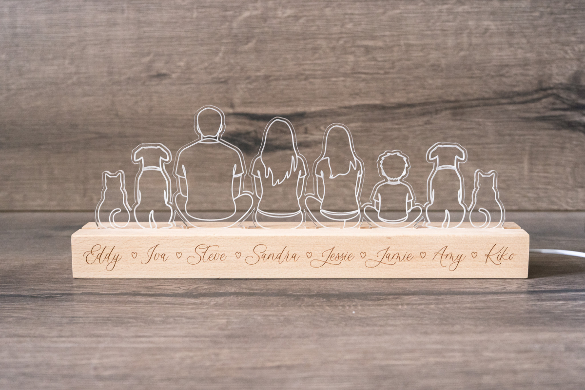 Personalisierte Familien-LED Lampe aus Acrylglas mit gravierten Namen auf Holzsockel, Familien-Silhouette mit Kindern und Haustieren, warmweißes Licht